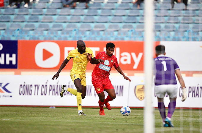 Quảng Nam chời đầy nỗ lực trước Thanh Hóa trên sân nhà - Ảnh: Sông Hàn