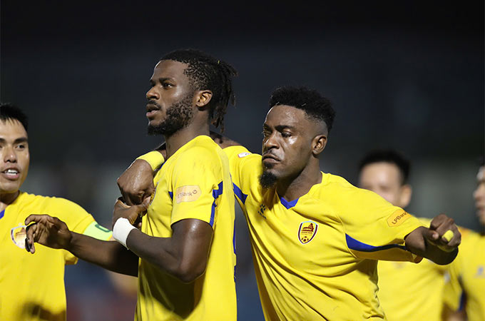 Niềm vui của đội chủ nhà sau bàn thắng duy nhất vào lưới Thanh Hóa - Ảnh: Sông Hàn