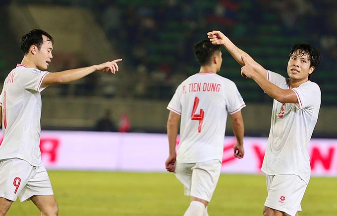 Văn Vĩ (phải) là hậu vệ cánh trái số 1 của HLV Kim Sang Sik ở thời điểm hiện tại - Ảnh: Đức Cường