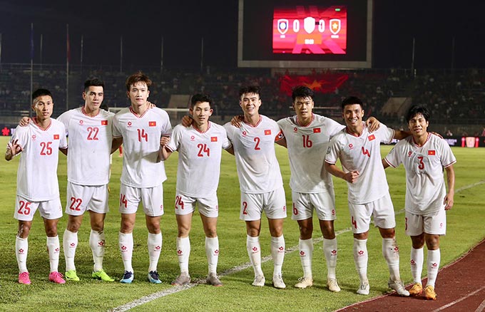 Văn Vĩ (số 3) đã chơi ổn định trong thời gian quan - Ảnh: Đức Cường