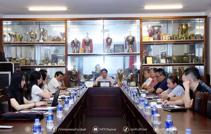 Phó chủ tịch VFF Trần Anh Tú chủ trì cuộc họp