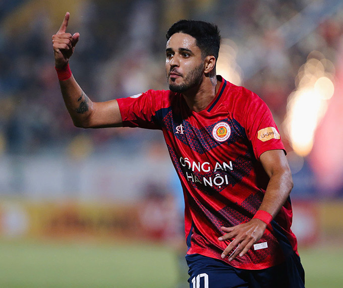 Leo Artur gây nhiều tranh cãi ở trận đấu bù vòng 20. Ảnh: Phan Tùng