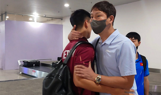 HLV Kim Sang Sik bịn rịn chia tay ĐT Việt Nam sau thất bại 0-4 trước Malaysia - Ảnh: VFF