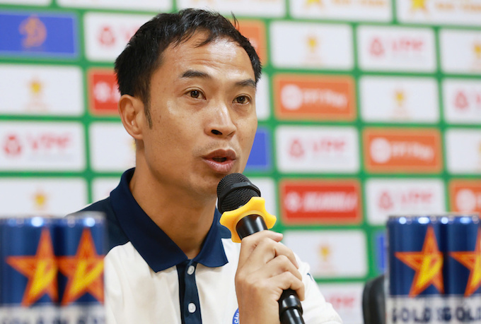 HLV Lê Đức Tuấn của SHB Đà Nẵng tại cuộc họp báo. Ảnh: Đông Huyền